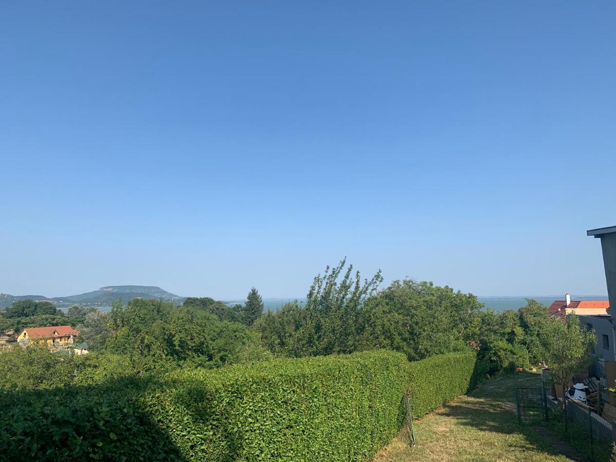 Mandulas Kabin A Kishaz Dezsaval Es Kilatassal A Balatonra Balatongyörök المظهر الخارجي الصورة