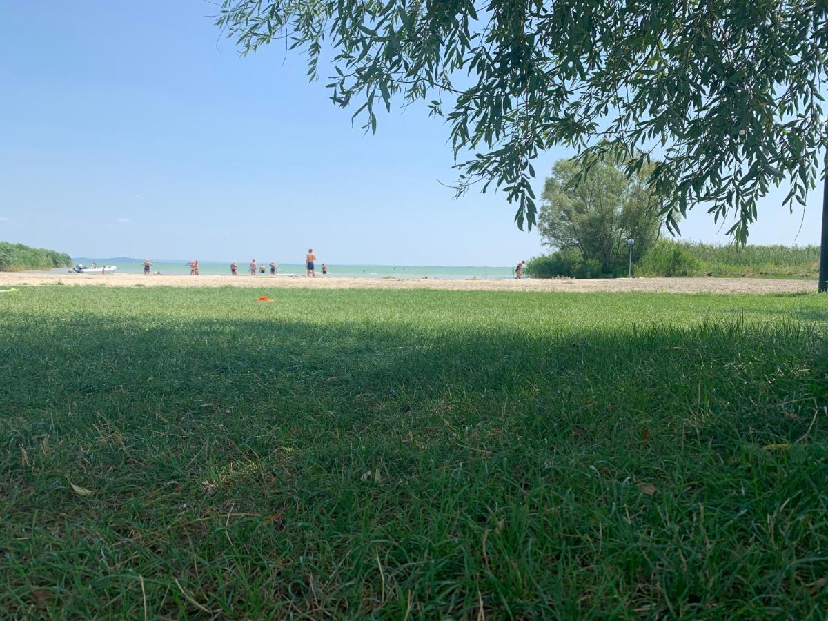 Mandulas Kabin A Kishaz Dezsaval Es Kilatassal A Balatonra Balatongyörök المظهر الخارجي الصورة