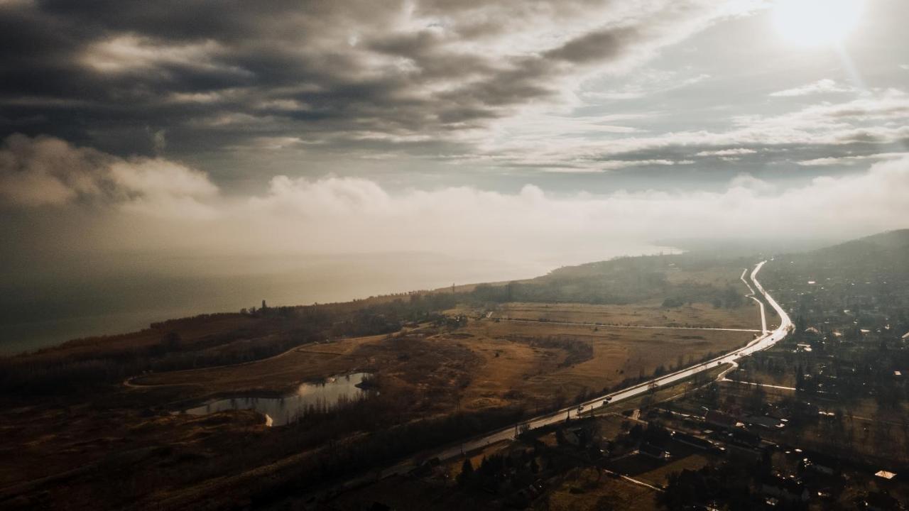 Mandulas Kabin A Kishaz Dezsaval Es Kilatassal A Balatonra Balatongyörök المظهر الخارجي الصورة